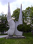 Párbeszéd c.szobor a parkban (Issei Amemiya,1978)
