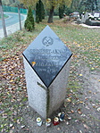 Emléktábla a temető bejáratánál