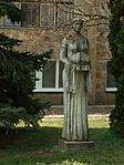 Egy késői "szocreál" szobor is van itt: Bajnok Béla: A kenyér dicsérete. 1987-ben állították fel csupán.