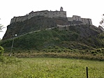 A vár lentről (mászók a hegyen) A vár lentről (mászók a hegyen)