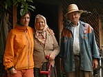 Gyimesi pótnagyszüleivel: Juliskával és Jánossal. Gyimesi pótnagyszüleivel: Juliskával és Jánossal.