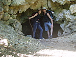 Macus+Sentinel!A gánti barlang bejáratánál.