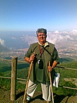 A Vezúvon 2010. Háttérben a Nápolyi öböl. A Vezúvon 2010. Háttérben a Nápolyi öböl.